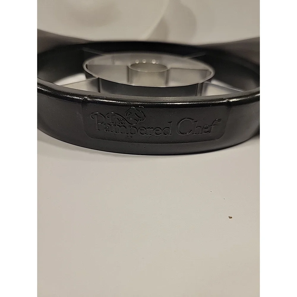 Pampered Chef Pineapple Melon Wedger Cutter Slicer Corer With Cover Great